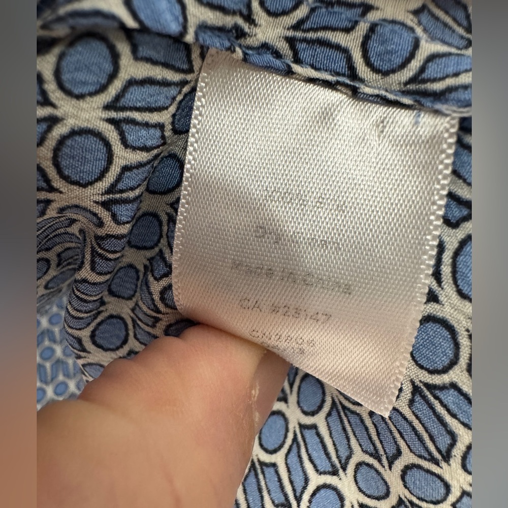 Talbots Blouse Size 6 Blue Cream Geo Dot 100% Silk Pleated Pintuck Keyhole Top - Picture 4 of 4